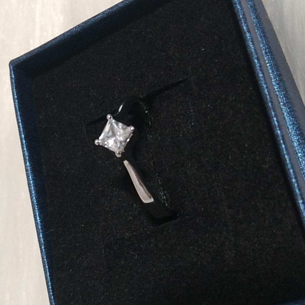 FINAL SALE! Gorgeous 925 Stamped CZ Diamond Ring Sz.8 Never Wore - Picture 4 of 11